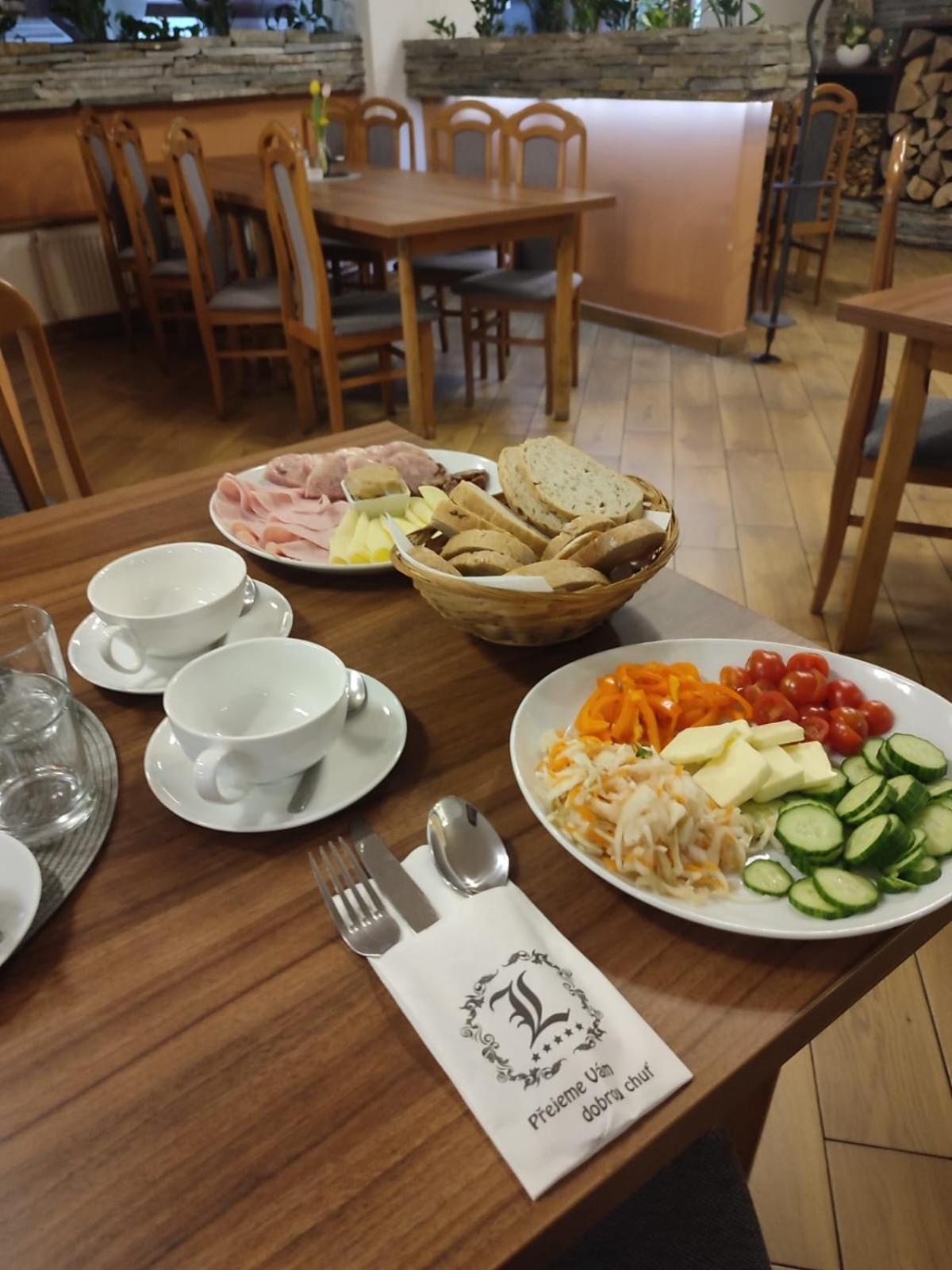 Restaurace A Penzion Lutena Dolni Lutyne Buitenkant foto