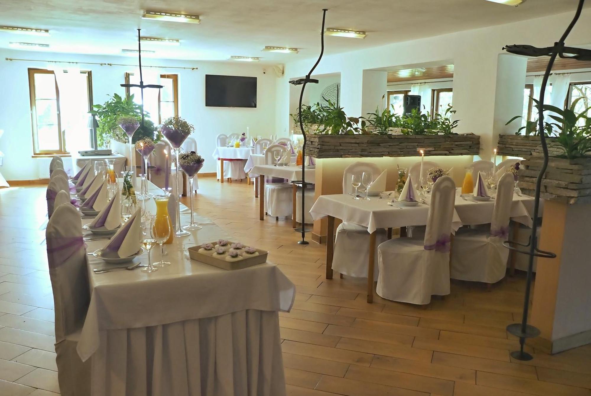 Restaurace A Penzion Lutena Dolni Lutyne Buitenkant foto