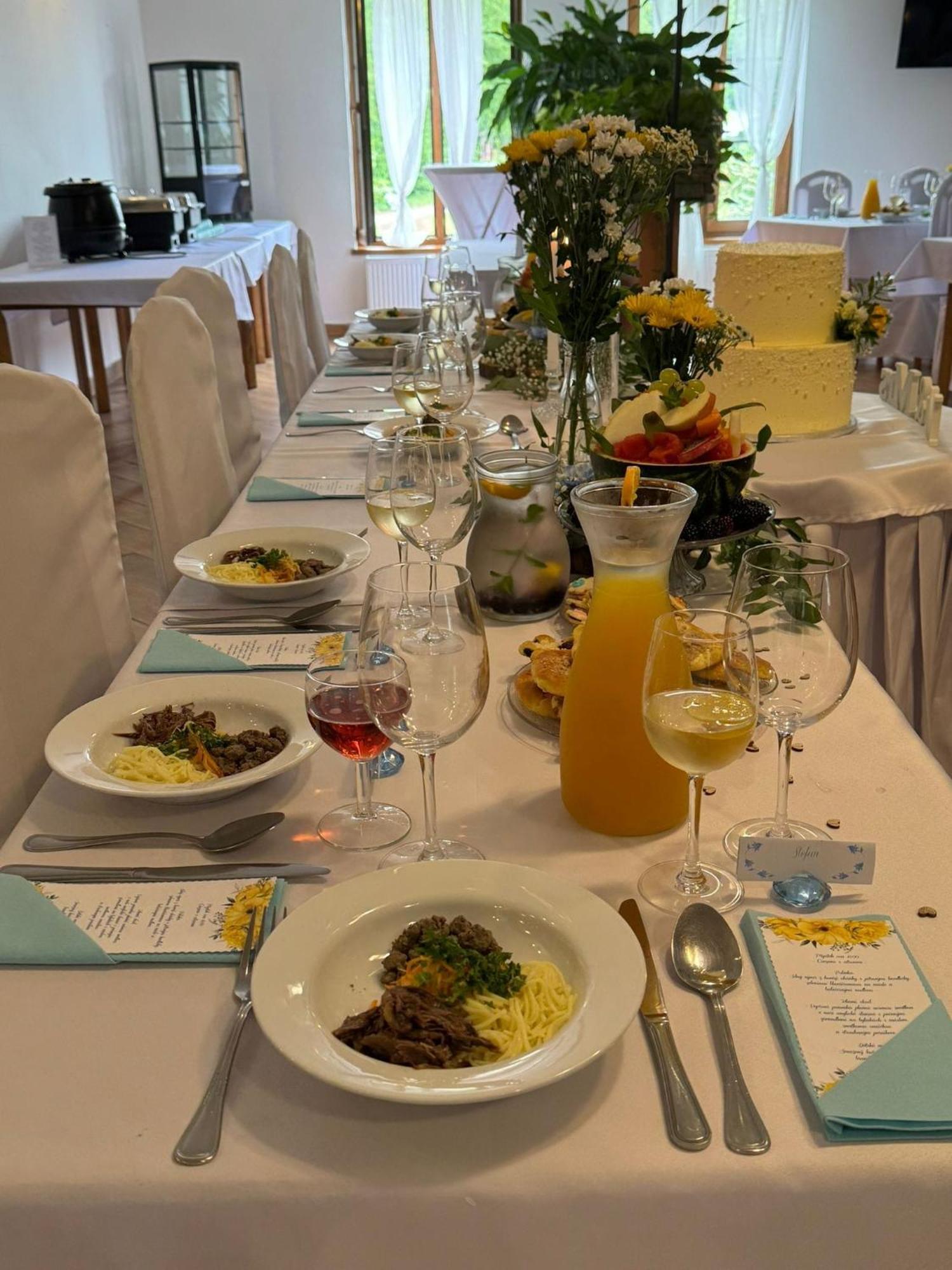 Restaurace A Penzion Lutena Dolni Lutyne Buitenkant foto
